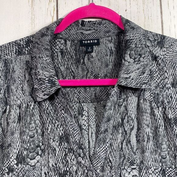 Torrid Plus Size Snakeskin Print Blouse Modern Chic Neutral Top Blouse - Picture 3 of 16